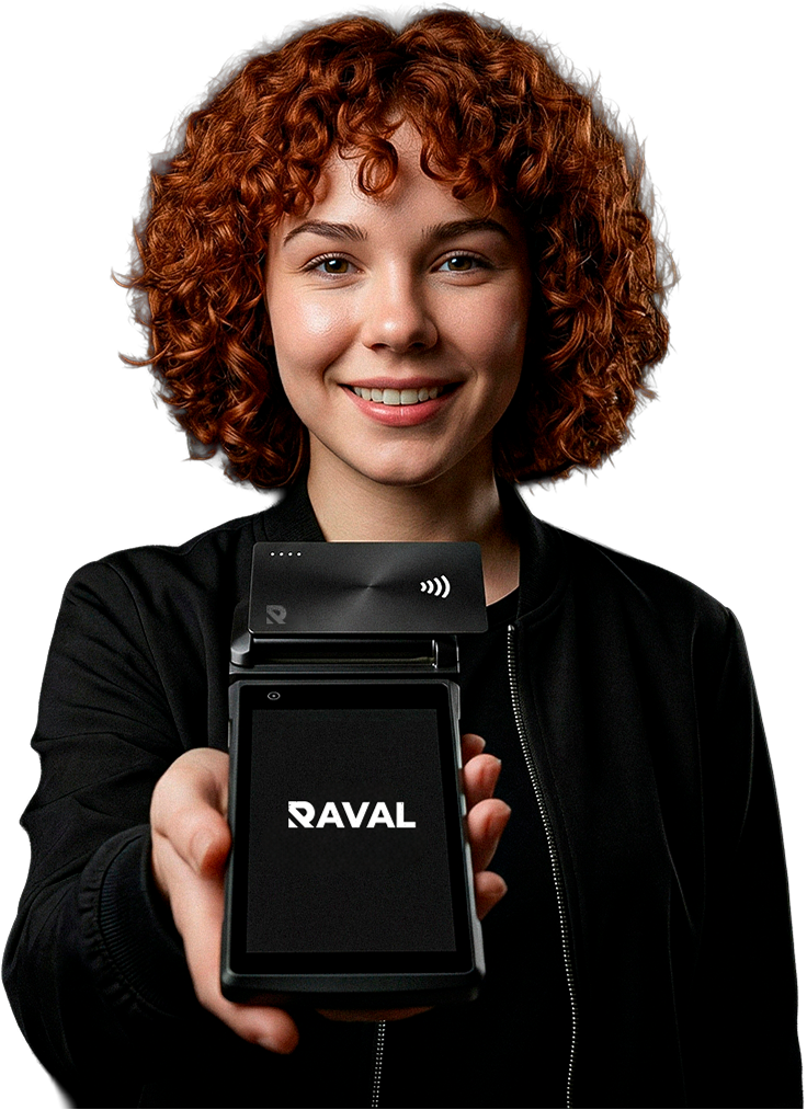 Empreendedora com a maquininha RavalPay na mão